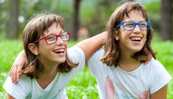 Zwei Mädchen umarmen sich und lachen | © Shutterstock